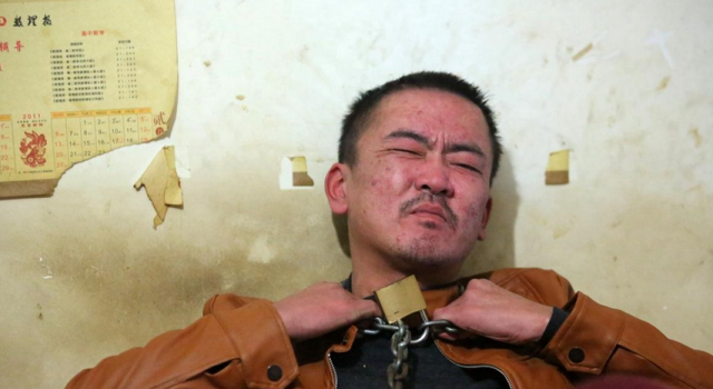 安徽80后男子嗜酒成性发疯 苦求母亲用铁链锁住自己
