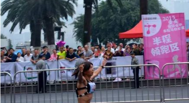 奇葩大叔男扮女装跑女子马拉松吸睛 称被关注很开心