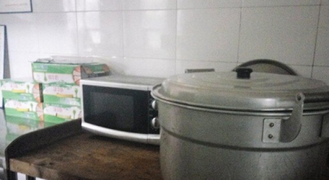 重庆一幼儿园给学生喝臭排骨汤 每月伙食费交1560元