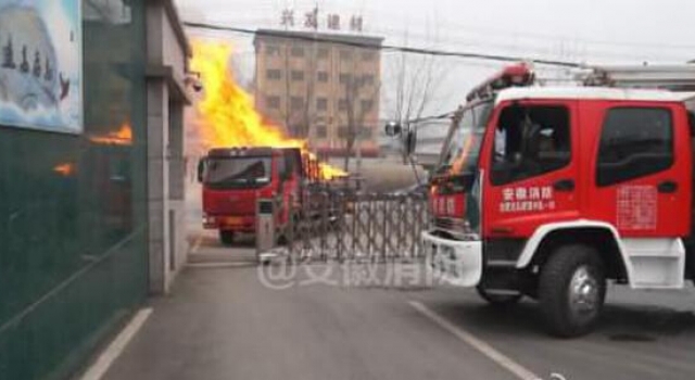 牛逼!货车起火直接开进消防队 1分钟灭火刷新出警记录