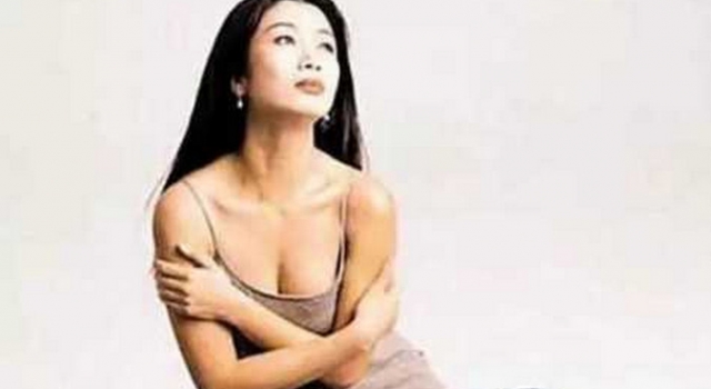 吴家丽三级片那么多 却不愿意跟成龙玩暧昧