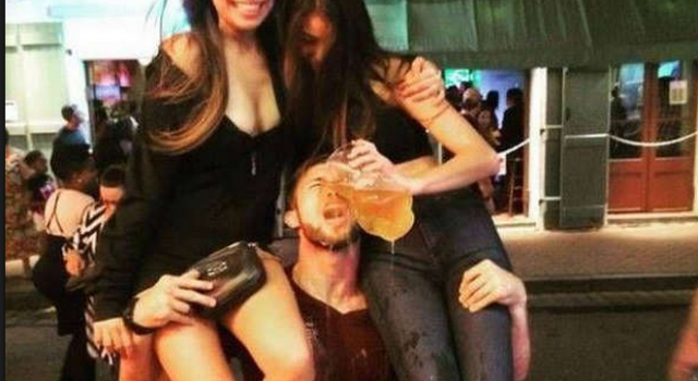 哥儿们酒量真好 一样的姑娘来一打!