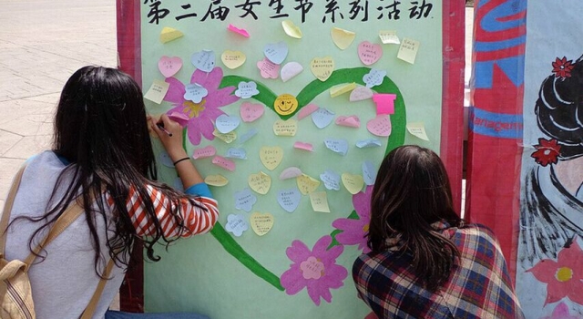 另类的三七女生节表白:大胆诙谐的各种标语齐上阵