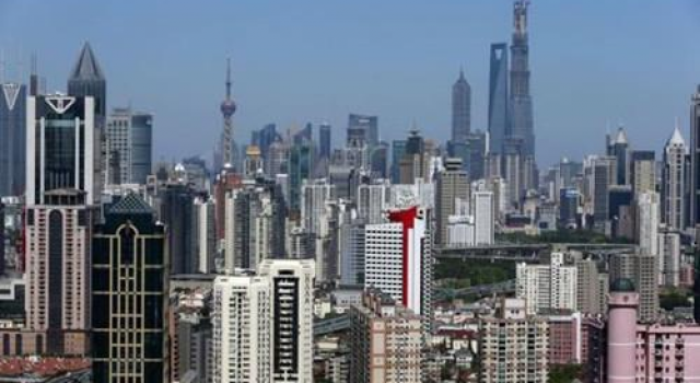 1天卖掉1周房子 上海市民裹被子排队抢房:楼盘捂着呢
