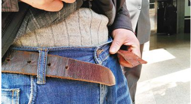 男医师上吊3次失败 拽断皮带绑衣服:工作不顺 活着无望