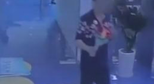 上海男子办公室内送玫瑰女生拒绝 女生直接被捅死
