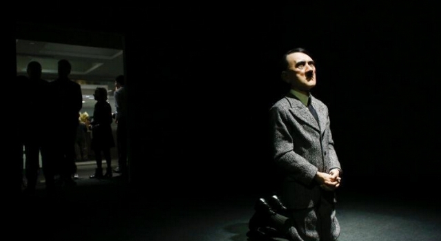 希特勒下跪雕塑在美拍出1.12亿人民币天价 创世界纪录
