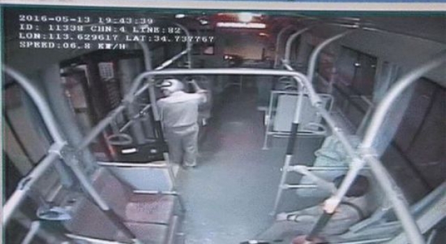 曝老人公交车上当众小便;女司机询问后 老人羞红了脸