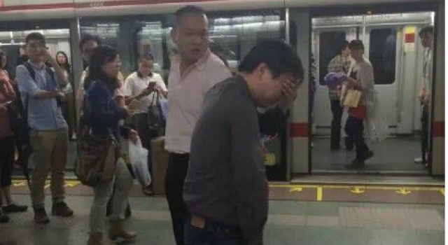 上海地铁男子偷拍女乘客裙底 被大爷当场抓包被拘留