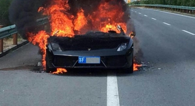 刚买几天的兰博基尼自燃剩空架子 没有投保亏大发了