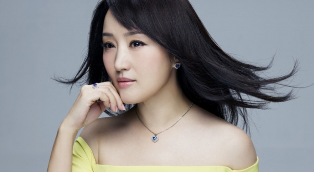 杨钰莹接地气为家乡美食代言 一袭露肩长裙优雅靓丽