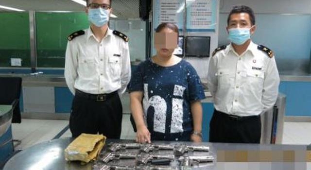 港籍妇女携8把枪“闯”深圳:涉嫌走私枪支被抓