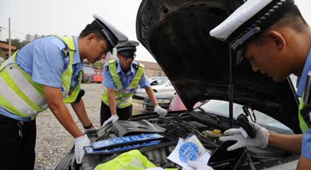 抢劫犯高速上被交警追2公里:我拿10万 你不要追我