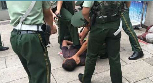 男子假装问路突然袭击北京站武警哨兵 疑是精神病人