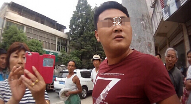 违法司机阻挠交警执法 狂言道拷我啊 有本事拷我啊