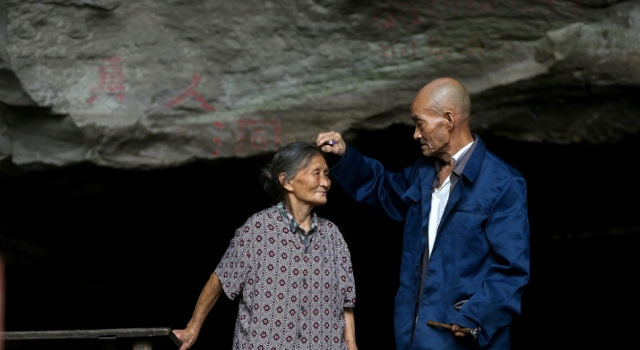 老两口住“硝洞”54年 成为外人眼中的“神仙眷侣”