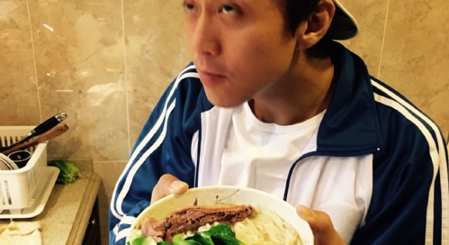 娘娘孙俪34岁生日 邓超做长寿面为其庆生