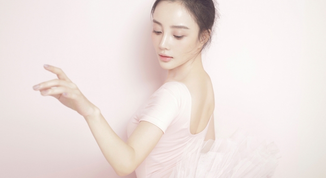 李小璐着芭蕾舞裙粉嫩似少女 身材曼妙舞姿优雅