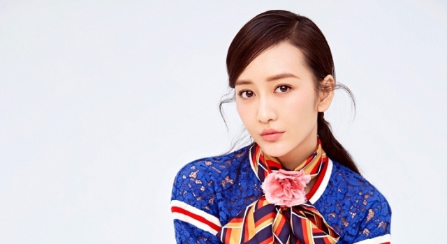 网友眼神清澈柔情似水 穿搭别具一格时尚迷人