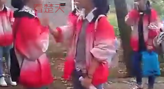 只因为多看了你一眼 初中女生被同学扇10几个耳光
