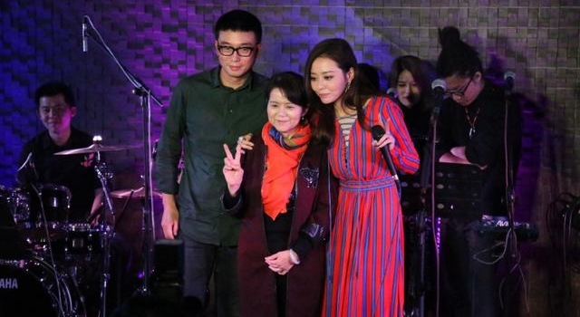 张靓颖妈妈揭和解“真相” 女儿完全被冯柯控制