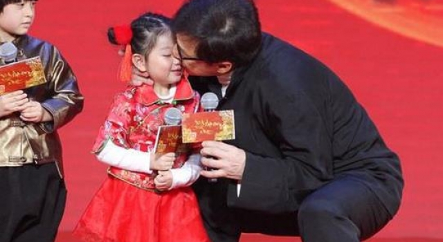 成龙狂吻阿拉蕾 爷爷亲孙女既视感停不下来
