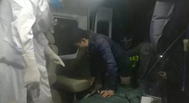 男子撞见老婆与人亲热双方拉开血战 丈夫情夫帮哪边