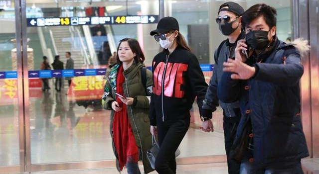 又秀恩爱啦!唐嫣罗晋牵手现身长沙机场