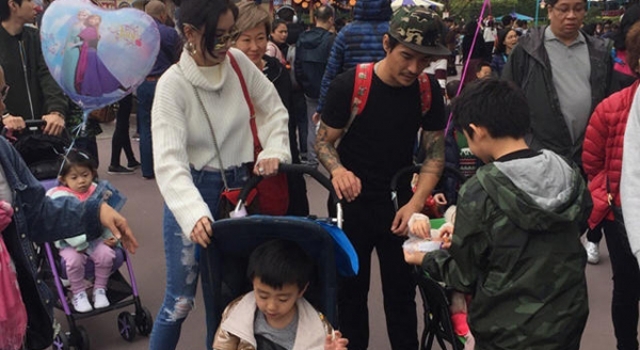 张柏芝携两子游玩迪士尼 网友大赞张柏芝超高超瘦