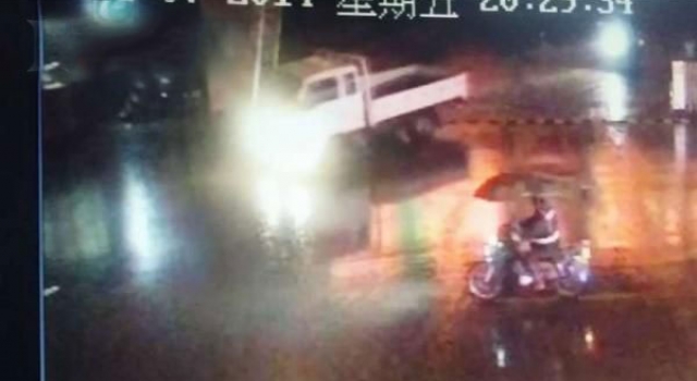 花甲老人夜出遇上车祸 肇事司机没有施救反将其掩埋