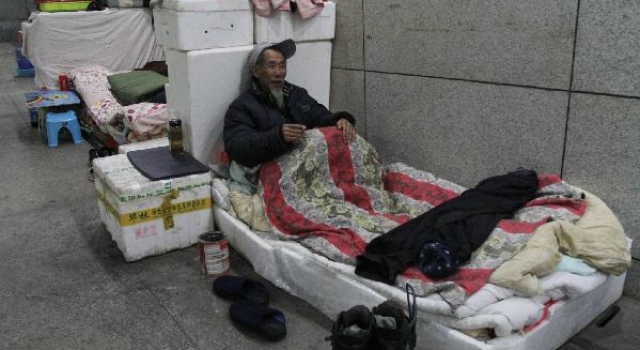 90后女子莫视生命 地下通道戏耍流浪汉终闹出人命