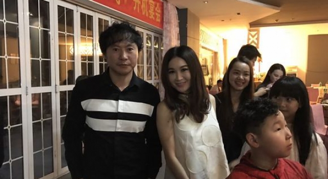李文乐温碧霞亲密同框 性感女神娇小妩媚