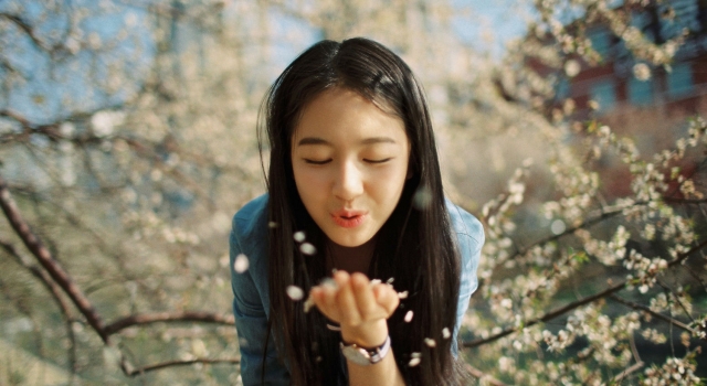 李兰迪写真清新文艺 明眸皓齿人比花娇