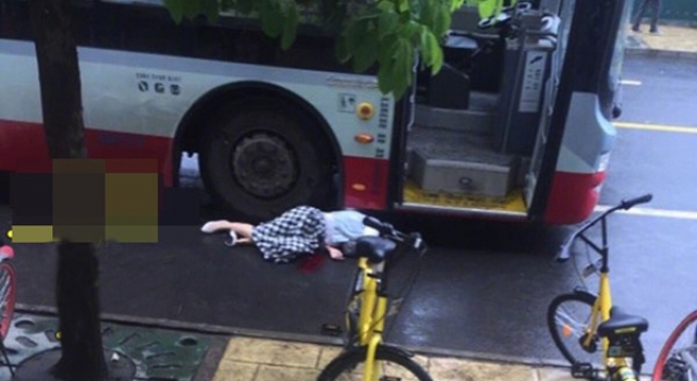 女子追公交摔倒后惨遭碾压身亡 谁的错?