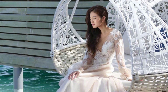 安以轩6月大婚 深V婚纱写真性感撩人