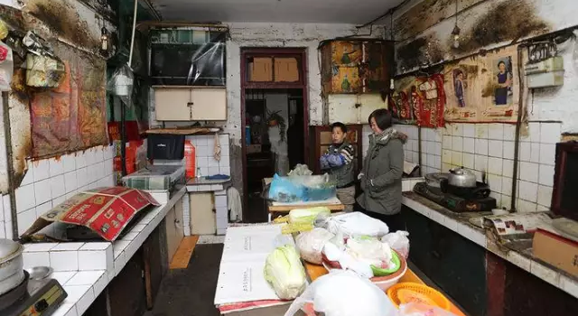 繁华都市上海的一角 一家三口住在9平米“鸽子笼”