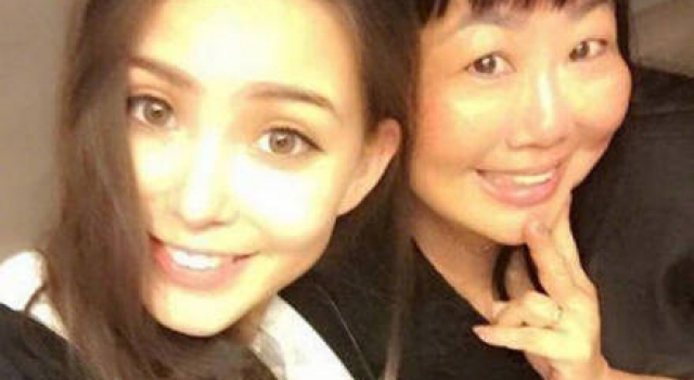 昆凌与妈妈合照曝光 网友:长大后的“姐姐”