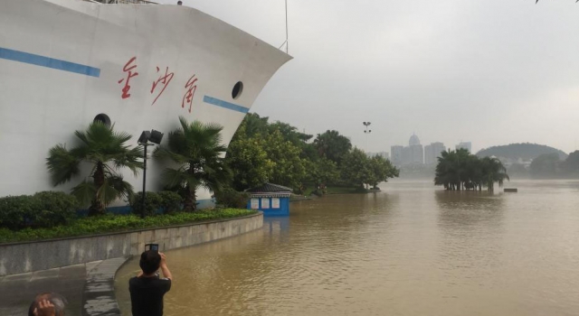 广西柳州受暴雨影响水位上涨 市民抓虾钓鱼欢乐多