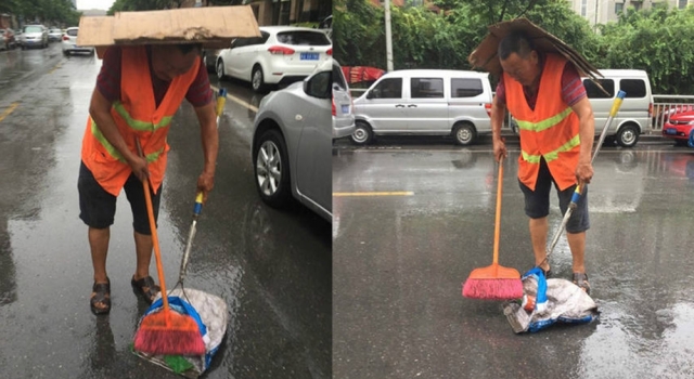 河南环卫工头顶废纸皮 在暴雨中清扫垃圾