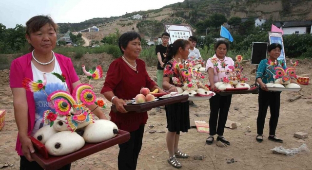 延续千年的陕西拜河神 想许愿就下河捞灯
