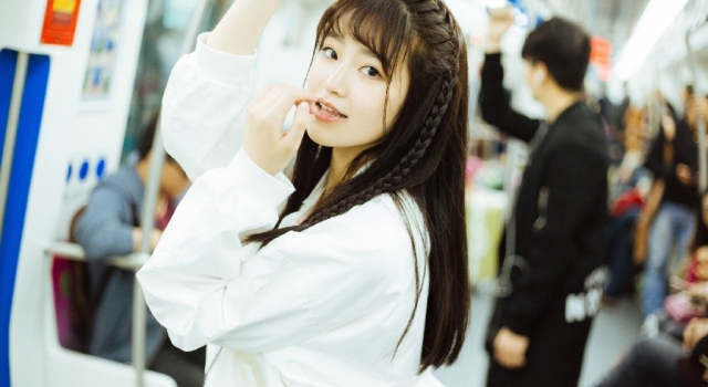 柴蔚地铁街拍 回眸一笑尽显少女灵动之美