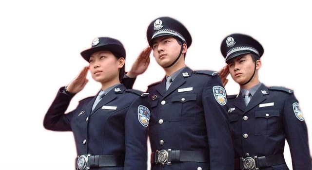 在逃嫌犯与警察当街对视 热心群众帮忙抓获
