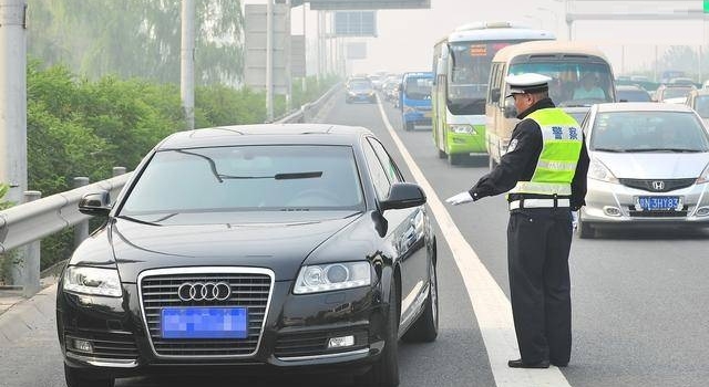 两女子手挽手车前挡号牌 网友:典型的掩耳盗铃……