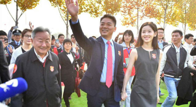 刘强东携奶茶妹妹回母校参加校庆 发表演讲鼓励后辈