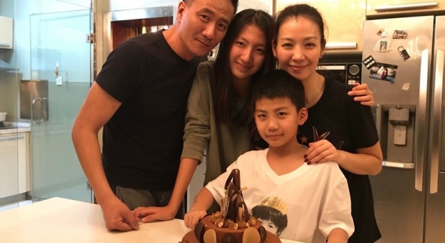 胡军儿子康康9岁生日 一家四口合照超温馨