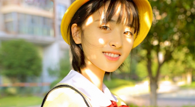 沈月写真秒变樱桃小丸子 头戴小黄帽活力满满