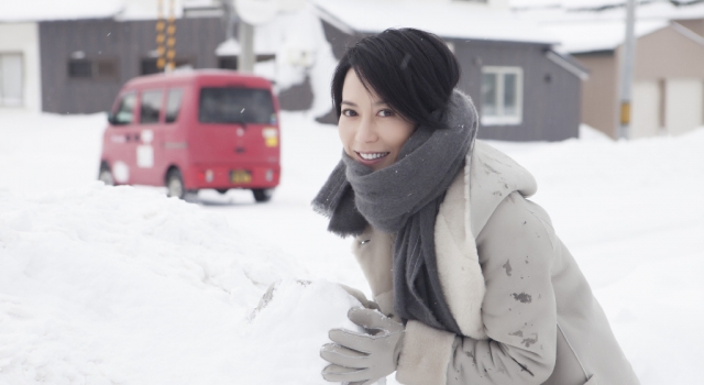 俞飞鸿雪中嬉戏 女神清爽短发雪地里撒欢庆生
