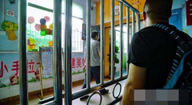 男子徒手接住坠楼女孩 男子狂奔40米上演惊悚一幕