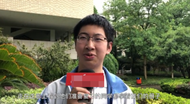 小哥哥自制高考秘籍 打印300本《佛脚》被一抢而光