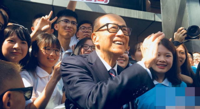李嘉诚李泽楷抵达汕头大学 即将参加2018届毕业典礼